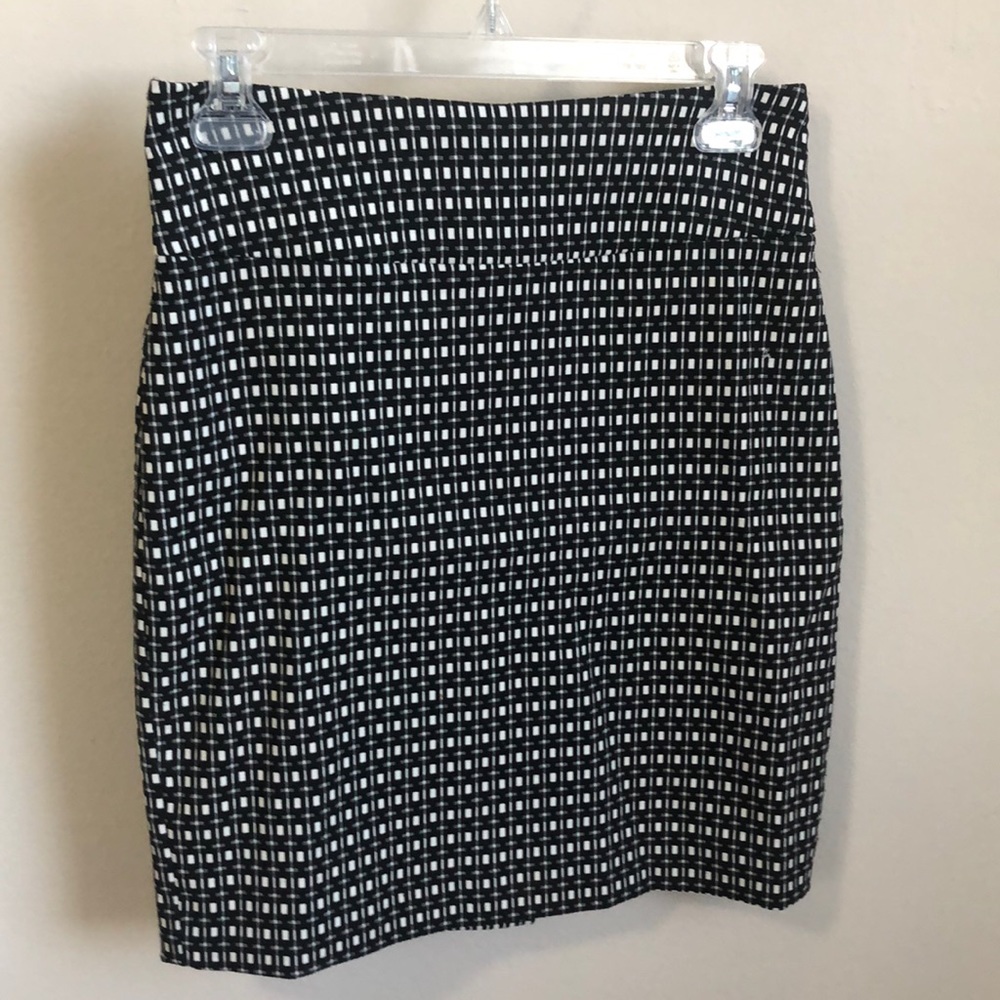 Black and white fitted skirt